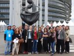 Teilnehmer vor dem Europaeischen Parlament.JPG